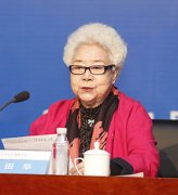 著名表演艺术家、中华环保联合会理事田华宣读年会倡议书 著名表演艺术家、中华环保联合会理事田华宣读年会倡议书