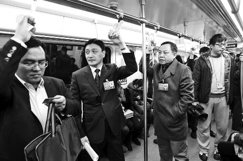 不开车,乘地铁,代表、委员绿色出行去看雾霾监测点