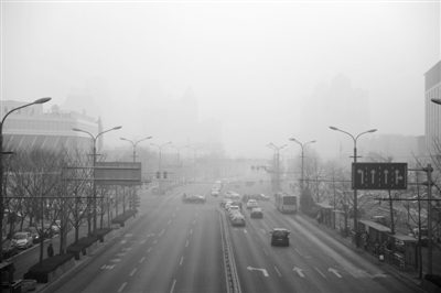 昨日,雾霾笼罩下的朝阳门外。新京报记者 杨杰 摄