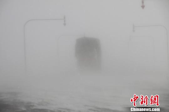 9级大风袭击新疆玛依塔斯路段2名旅客获救　　　　　　　　　　　　　　　　