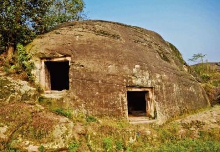 新华网重庆4月20日电(记者韩振)位于三峡库区腹地的重庆忠县,日前在长江北岸的涂井乡境内发现48座神秘古石屋。这些石屋建造在巨型石头内部,其修建年代和用途尚未可知。