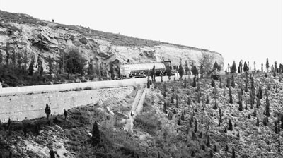 该车通过陌南镇，进入盘山公路。