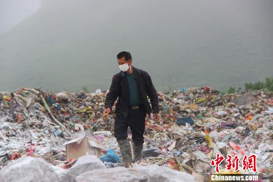 广西柳江长出万吨垃圾山职能部门接受百姓质询