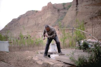 白家沟村水井干涸,村民只能挑斜沟煤矿运来的水。