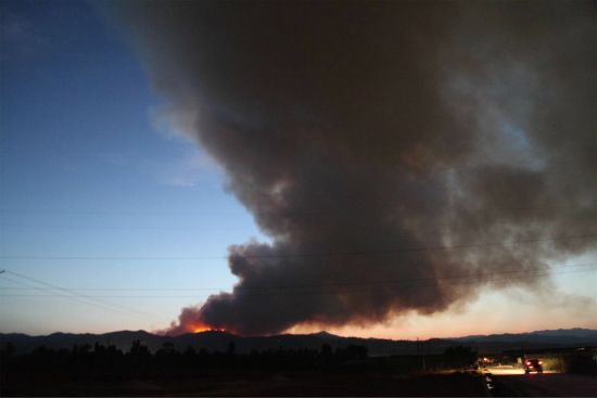 快讯：云南玉溪洛河乡附近发生山火（图）