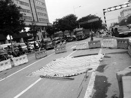 事发省城南内环街，所幸叉车司机反应快跳下车，未造成人员伤亡