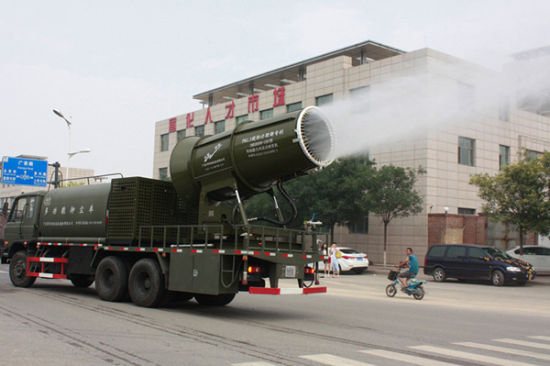 7月7日，多功能抑尘车在河北省张家口市宣化区进行喷雾作业。