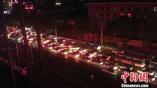 兰州主城区遭暴雨侵袭:积水严重出行遇阻(图)