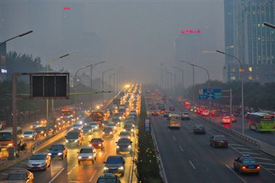 昨日，东三环双井桥，晚高峰的车流隐没在雾霾中。当日，京城重污染持续了一天，预计未来三天还将持续重度污染状态。新京报记者