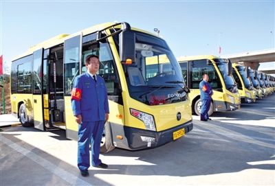 昨日,6米级纯电动小公交车在怀柔试运营。 新京报记者 王远征 摄