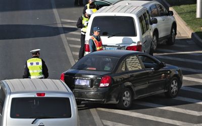 昨日,东二环建国门桥,一辆尾号为8的双数车辆上路后被警察拦下接受处罚。