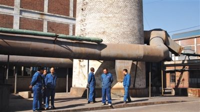 昨日，在已经停产的怀来方圆玻璃有限公司内，职工停工。 新京报记者 金煜 摄