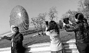 游客在日出东方酒店前留影。首席摄影记者