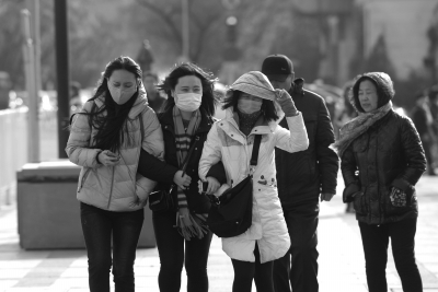 昨天大风袭京,路人行走感到困难。京华时报记者谭青摄
