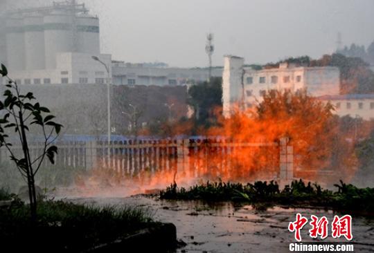 四川内江一居民小区天然气管道发生泄漏起火燃烧