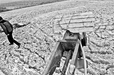 距离静宁饮用水生命线“甘泉调水”仅五公里，前一年生产的废渣仍散发酸臭