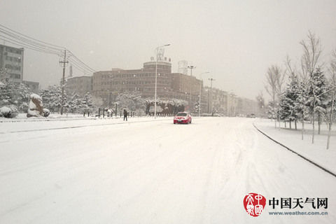 26日，吉林省延吉市降下大雪，给道路交通带来严重影响。（葛军 摄）